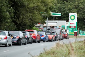 Βρετανία: Εικόνες "τρέλας" με ουρές και άγριο ξύλο στα πρατήρια για βενζίνη - Γεμίζουν ακόμη και...κουβάδες [Βίντεο] - εικόνα 2