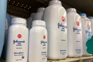 Μητέρα είδε το 42 ημερών μωρό της να μελανιάζει ενώ το θήλαζε σε καφετέρια: Το έσωσαν πυροσβέστες από διπλανό τραπέζι