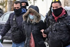 Πάτρα - Τρομοκρατημένος ο κουμπάρος της Ρούλας και του Μάνου: Δεν μπορώ να βγω από το σπίτι μου