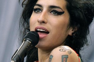 Έιμι Γουάινχαουζ: 16 φορές πάνω πωλήθηκε το φόρεμα στην τελευταία της συναυλία - Στα 243.000 δολ. - εικόνα 2