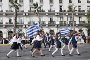 Ο μικρός μαθητής που έγινε viral πριν από την παρέλαση με την ατάκα του στην κάμερα [βίντεο] - εικόνα 2