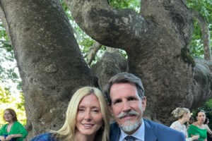 Μαρί Σαντάλ: Ανέβασε φωτογραφίες του Παύλου Ντε Γκρες να ποζάρει έξω από το Βοτανικό Μουσείο  στον Εθνικό Κήπο [Εικόνες]