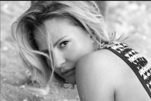 Η Τζένη Μπαλατσινού περπατά ξυπόλητη στην παραλία - Η ρομαντική ανάρτηση για τα καλοκαίρια [εικόνα]