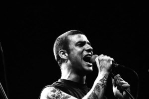 Γιάννης Μάλαμας: Ελεύθερος μέχρι τη δίκη ο γιος του Σωκράτη - Ποιος είναι ο 24χρονος μουσικός που επιτέθηκε σε αστυνομικό - εικόνα 2