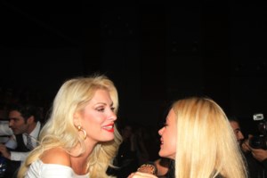 Η Ελένη Μενεγάκη κάνει "βουτιά" στις αναμνήσεις - Οι άγνωστες φωτογραφίες πριν από 25 χρόνια [εικόνες]