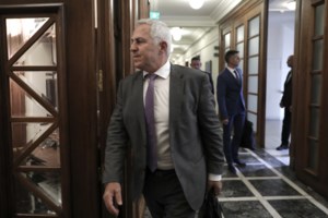 Αδωνις για Αποστολάκη: Δεν κάνει ούτε για καφετζής - Το έβαλε στα πόδια με την πρώτη στρακαστρούκα