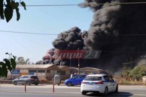 Αχαΐα: Μαίνεται η φωτιά στο εργοστάσιο πλαστικών, κατέρρευσε η στέγη - Μάχη των πιλότων με το "μαύρο μανιτάρι" - εικόνα 2
