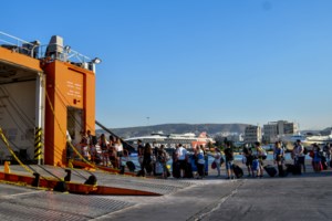 Όπου φύγει φύγει οι αδειούχοι του Αυγούστου: Κοσμοσυρροή στον Πειραιά - Αυξημένη κίνηση στις εθνικές οδούς [εικόνες] - εικόνα 7