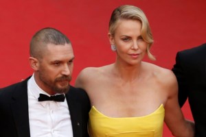 Αγνώριστη η Σαρλίζ Θερόν: Το στιλ που δίχασε - Με μαύρα μαλλιά, αφέλειες και χαίτη - εικόνα 13