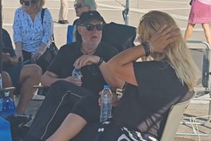 Ανησυχία για την υγεία του Πάνου Ρούτσι: Συγκλονιστικές στιγμές στο Σύνταγμα με δρομείς να τον αγκαλιάζουν [εικόνες - βίντεο] - εικόνα 9