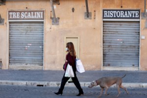 Βρετανία: Χριστούγεννα με έως τρεις οικογένειες ανά σπίτι - Χαλαρώνουν τα μέτρα με την άρση του lockdown