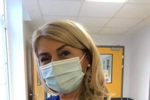 O Σταύρος Θεοδωράκης στηρίζει τον Σωτήρη Τσιόδρα και φωτογραφίζεται με... φανελάκι