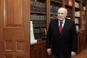 Ιωάννινα: Στο νησί της λίμνης αναπαύεται ο Κάρολος Παπούλιας - Το συγκινητικό αντίο παιδικού του φίλου [εικόνες] - εικόνα 5