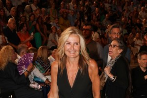 Μαρέβα Γκραμπόφσκι Μητσοτάκη: Με oversized πράσινη τσάντα και sneakers Balenciaga σε παρουσίαση βιβλίου - εικόνα 8