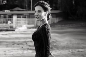 Ο Κόκκαλης με την πεθερά του στην πρεμιέρα της Ματσούκα: Το εμπριμέ φόρεμα της ηθοποιού με τα φρούτα και το φλοράλ της μαμάς της