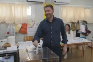 Εκλογές - Με τα παιδιά του στο εκλογικό κέντρο ο Κυριάκος Μητσοτάκης: Αύριο θα ξημερώσει ακόμη καλύτερη μέρα