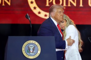 "Μου έλειψες" - Ντόναλντ Τραμπ και Ίλον Μασκ ξανά μαζί: Τι είπαν στην τελετή για τον αποχαιρετισμό του Τσάρλι Κερκ