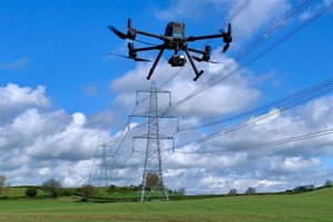 Οριοθετήθηκε η φωτιά στο Μαρκόπουλο, υπό μερικό έλεγχο στα Καλύβια - Εκτροπή κυκλοφορίας σε Λ. Λαυρίου και Μαρκοπούλου