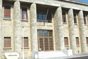 Θεσσαλονίκη: Θρασύτατοι διαρρήκτες ψέκασαν και πέταξαν τον πυροσβεστήρα στο περιπολικό