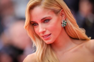 Δούκισσα Νομικού: Φόρεσε το πιο στιλάτο μαύρο σατέν φόρεμα - Με μανσέτες, κλειστό λαιμό και μεγάλο σκίσιμο - εικόνα 7