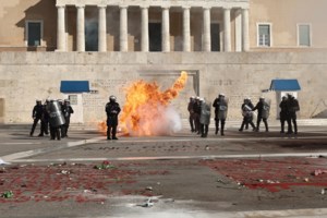 Σοβαρά επεισόδια στο Σύνταγμα: Τραυματίστηκαν εννιά φοιτητές, μεταφέρθηκαν στο νοσοκομείο "Γεννηματάς" [Σκληρές εικόνες] - εικόνα 10