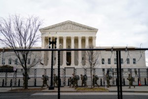 Συναγερμός στο Καπιτώλιο για "εξωτερική απειλή ασφάλειας" - Αυτοκίνητο έπεσε πάνω σε αστυνομικούς - Δύο σε κρίσιμη κατάσταση [Bίντεο] - εικόνα 3