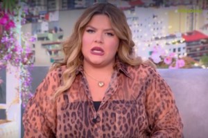 "Απαράδεκτο το κύμα μίσους που δέχεται η Δανάη Μπάρκα - Της εύχονται καρκίνους και την μειώνουν για τα κιλά της" - εικόνα 4