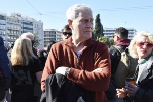 Αλμπέρτο Εσκενάζυ: Συγκίνηση στο τελευταίο αντίο – Τον αποχαιρέτησαν με το τραγούδι "Του Αιγαίου τα μπλουζ" - εικόνα 6