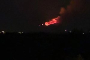 Η στιγμή που ο κεραυνός χτυπάει το όρος Πάικο και ξεσπάει φωτιά [βίντεο] - εικόνα 2