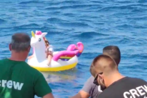 Θρίλερ με 4χρονη: Συγκινεί ο καπετάνιος που την έσωσε – "Ήταν γατζωμένη στο φουσκωτό και είχε μαρμαρώσει"