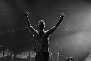 Ο Ρόμπι Γουίλιαμς έβαλε "φωτιά" στο Καλλιμάρμαρο - Χιλιάδες κόσμος στη μοναδική συναυλία του [εικόνες - βίντεο]