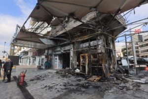 Θρίλερ στην Καλλιθέα: Άντρας με τσεκούρι και βενζίνη απειλούσε κόσμο- Ταμπουρώθηκε σπίτι του, σπεύδουν διαπραγματευτές