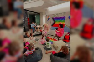 Θεσσαλονίκη: Drag Queen διάβασε παραμύθια σε μικρά παιδιά [βίντεο]