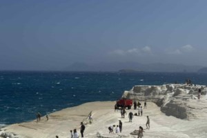 Τραγωδία με δύο νεκρούς από πνιγμό στη Μήλο: Ο αέρας παρέσυρε γυναίκα, ο σύντροφός της έπεσε στη θάλασσα να τη σώσει - εικόνα 2