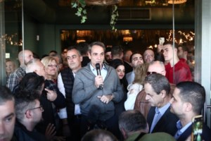 Οι αγρότες έκλεισαν την εθνική οδό, εξετάζουν να κλείσουν και τα σύνορα - "Δεν κάνουμε βήμα πίσω" [εικόνες-βίντεο]