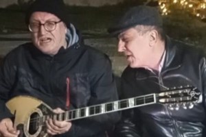 Μεράκλωσαν στο Κιάτο: Αγρότες και κτηνοτρόφοι έστησαν... μπουζούκια στο μπλόκο [βίντεο] - εικόνα 2