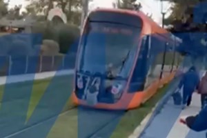 Χαμός σε τραμ στην Αθήνα: Νεαροί πετούσαν ερωτικό βοήθημα στους επιβάτες [βίντεο]