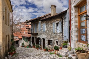 Εκεί που η φύση καθρεφτίζει την ομορφιά της: 6 προορισμοί με λίμνες στην Ελλάδα για φθινοπωρινές αποδράσεις - εικόνα 7