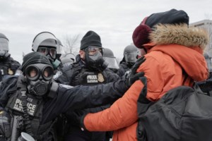 Εκτός ελέγχου οι άνδρες της ICE στη Μινεσότα: Έσυραν Αμερικανό πολίτη με τα εσώρουχα έξω από το σπίτι του [βίντεο] - εικόνα 6