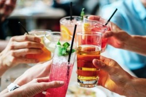 Απίστευτο περιστατικό: Απείλησαν νεαρό με μαχαίρι και έκαναν λαμπόγυαλο ζαχαροπλαστείο [Εικόνες - Βίντεο] - εικόνα 5