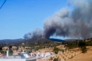 Απόκοσμο σκηνικό - Ο καπνός από τη φωτιά στην Εύβοια "έπνιξε" το λιμάνι της Ραφήνας
