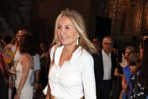 Μπέττυ Μπαζιάνα: Η απογευματινή εμφάνιση με ασπρόμαυρο look και αμάνικο blazer που συνδύασε με λευκό παντελόνι - εικόνα 5