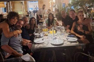 Απόστολος Λύτρας: Χέρι-χέρι με τη νέα του σύντροφο στην κηδεία του Δημήτρη Σούρα [εικόνες] - εικόνα 8