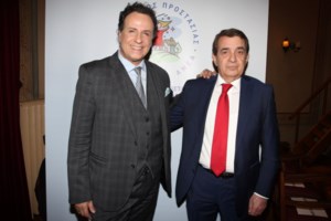 O Χάρης Ρώμας ποζάρει με κοιλιά εγκύου στο εξώφυλλο freepress περιοδικού - εικόνα 5