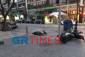 Κακοκαιρία στη Θεσσαλονίκη: Ξηλώθηκε στέγαστρο από τον άνεμο και έπεσε πάνω σε ναό [εικόνες - βίντεο] - εικόνα 3