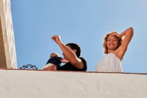 Τζένη Μπαλατσινού: Η νέα φωτογραφία από τη βάπτιση - Η νονά με το τροπικό αέρινο φόρεμα - εικόνα 6