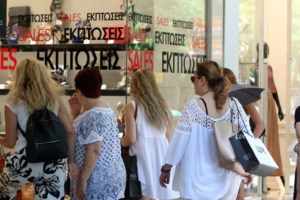 UniCredit: "Βουτιά" 50% στα έσοδα από τον τουρισμό στην Ελλάδα και ύφεση 16%