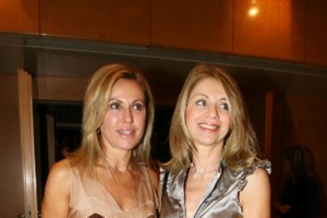 Σταματίνα Τσιμτσιλή: Girls only έξοδος για φαγητό στην Πάρο με τη Μάρα Ζαχαρέα - Το ιδιαίτερο halter neck φόρεμά της - εικόνα 4