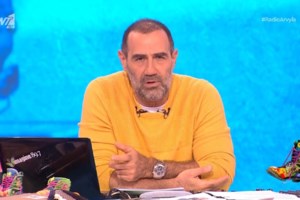 Κανάκης στον αέρα του "Βινυλίου": "Υπάρχει διαρροή, κάτι μυρίζει, ζαλίζομαι και δεν κάνω πλάκα" [βίντεο]