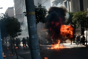 Θεσσαλονίκη: Αστυνομικοί χτυπούν στο κεφάλι και κλωτσούν άνδρα - Βίντεο ντοκουμέντο